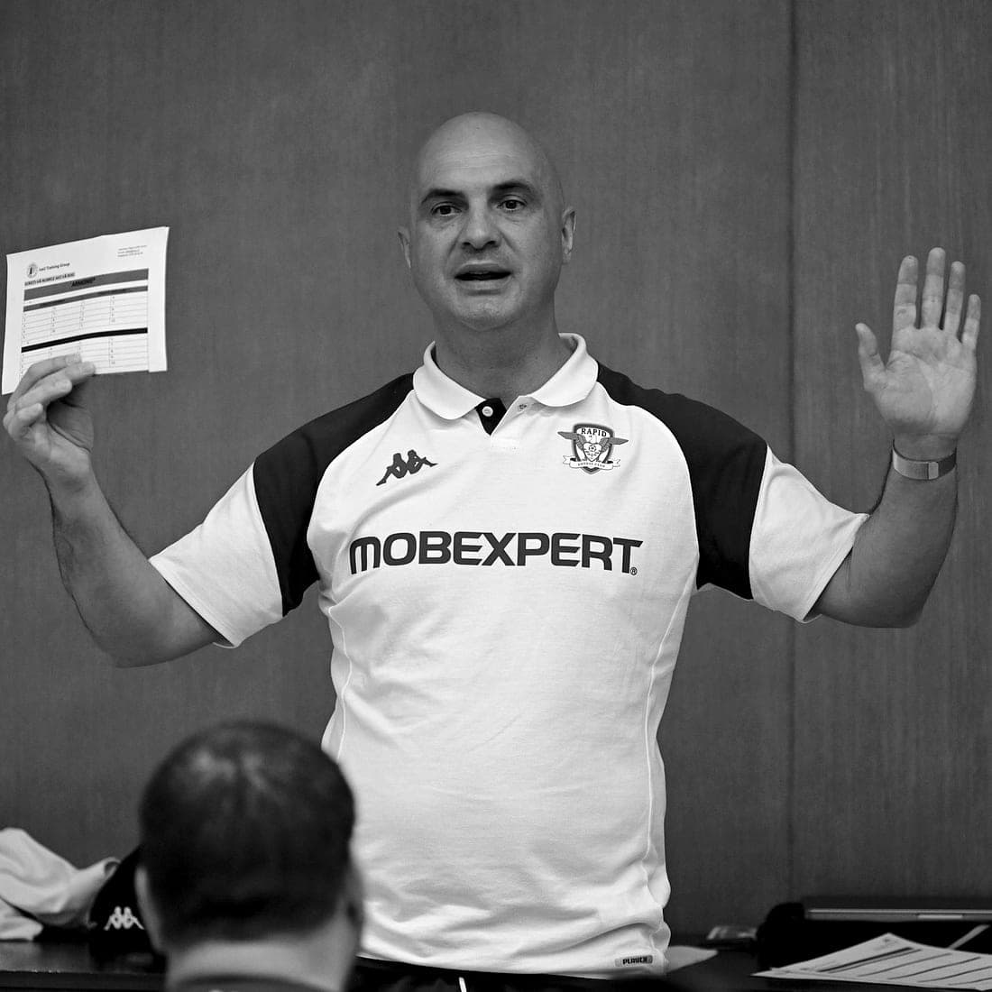 Paul Herinean livrând o sesiune de training în fața unui grup